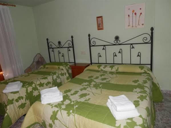 Hostal El Portalico Linares de Mora Esterno foto